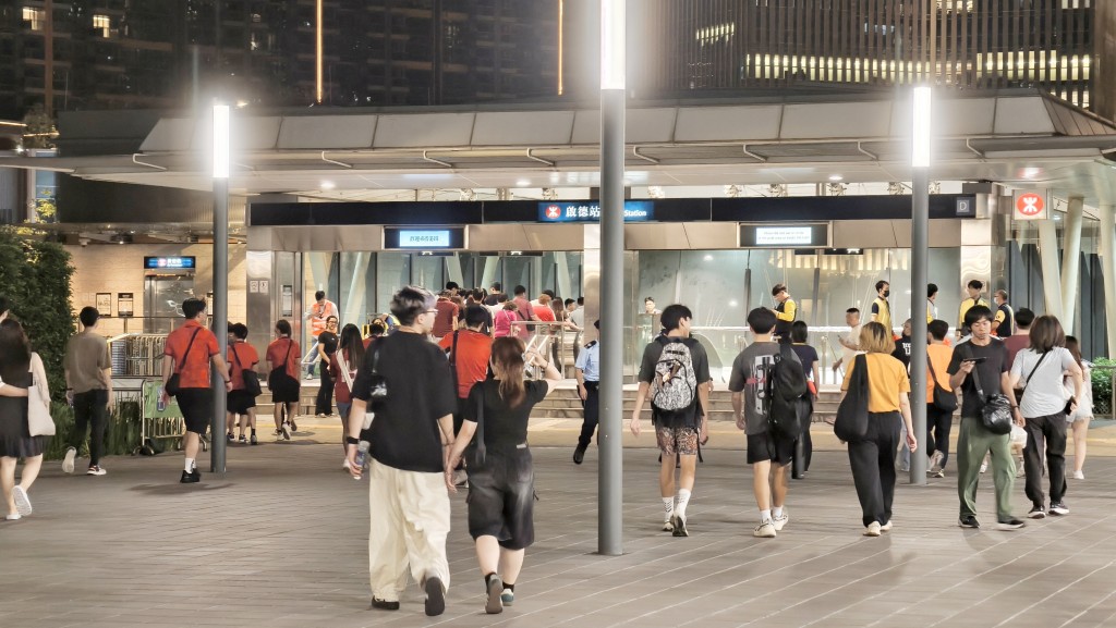 記者啟德站現場所見,球迷散場順利。徐裕民攝 記者啟德站現場所見,球迷散場順利。徐裕民攝