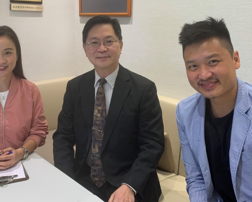 創新及科技局局長薛永恒（中）與陳凱欣（左）、鄭泳舜（右）在社交網站直播講解新App。