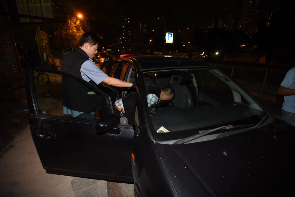 警方在私家車檢獲毒品及現金