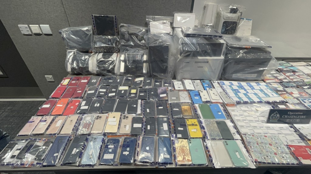 警方展示證物。楊偉亨攝 警方展示證物。楊偉亨攝