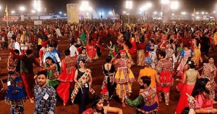 印度民众跳“加尔巴”时，许多人一跳就是数小时，无异于挑战体能极限。当地电视画面截图
