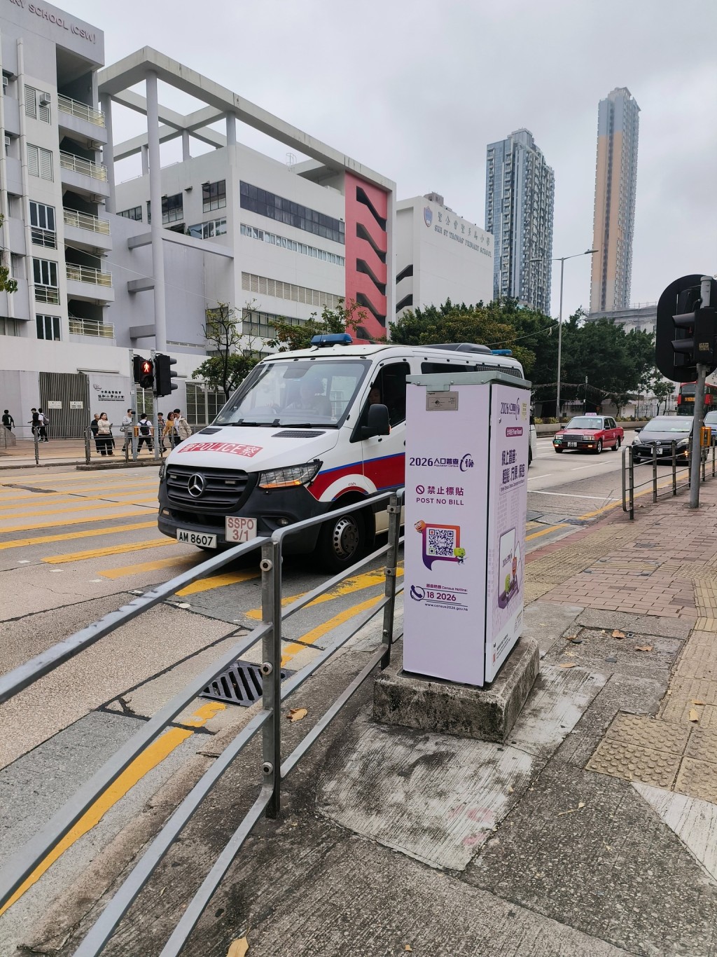 警方到場向巴士迷了解事件。網上圖片