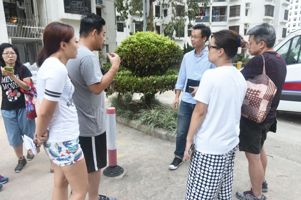 車主向區議員何毅淦了解情況。徐裕民攝