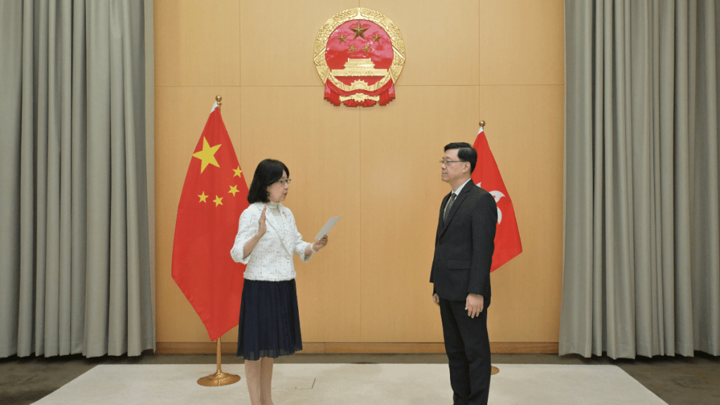 鍾麗玲續任私隱專員 宣誓擁護《基本法》及效忠香港特區