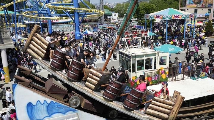 首爾一個主題公園迫滿了入場遊玩的民眾。AP圖片