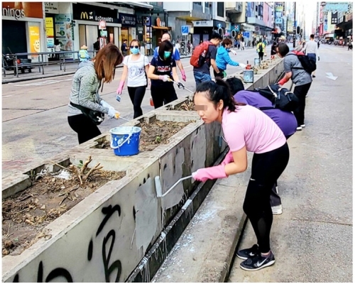 市民帶備灰色油漆和油轆，以漆油蓋過石壆上的字句及圖案。