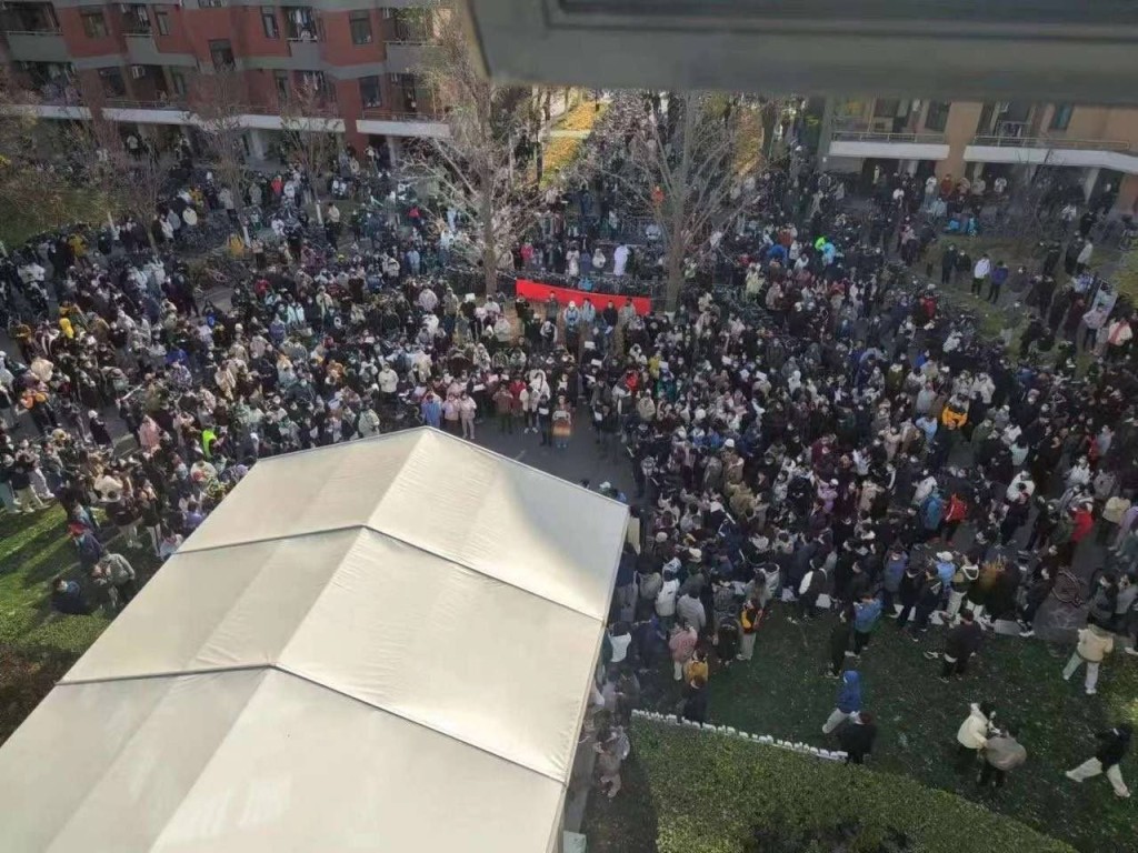 数百清华学生聚集不满防疫。互联网