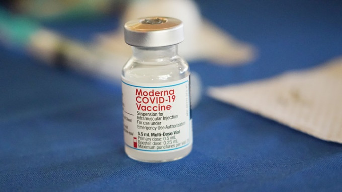 卢宠茂指政府暂无意将莫德纳二价疫苗纳入接种计画。资料图片/AP