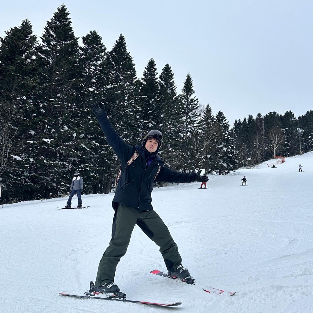 修杰楷陪家人滑雪。