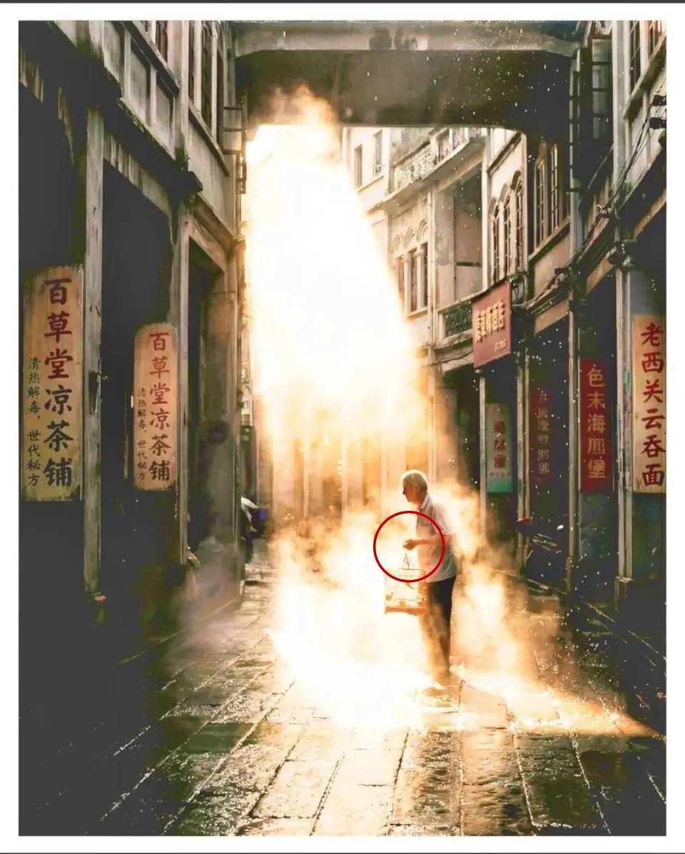 老人提鳥籠的手指被指跟手掌連不起來。 老人提鳥籠的手指被指跟手掌連不起來。