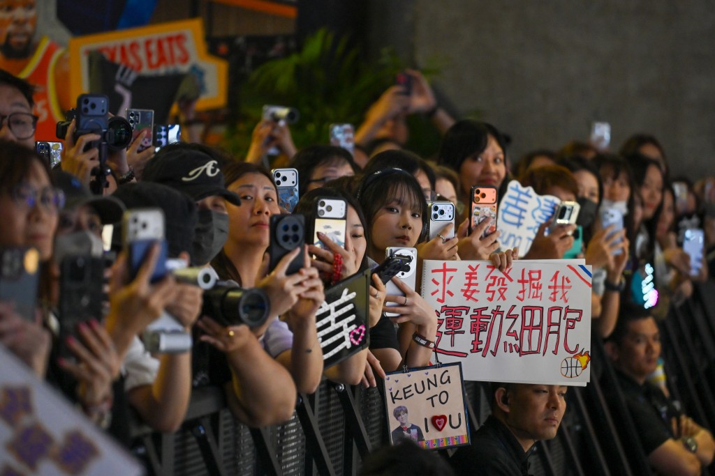 姜濤、MC JIN及林書豪亮相NBA中國賽。攝影:魏國謙 姜濤、MC JIN及林書豪亮相NBA中國賽。攝影:魏國謙