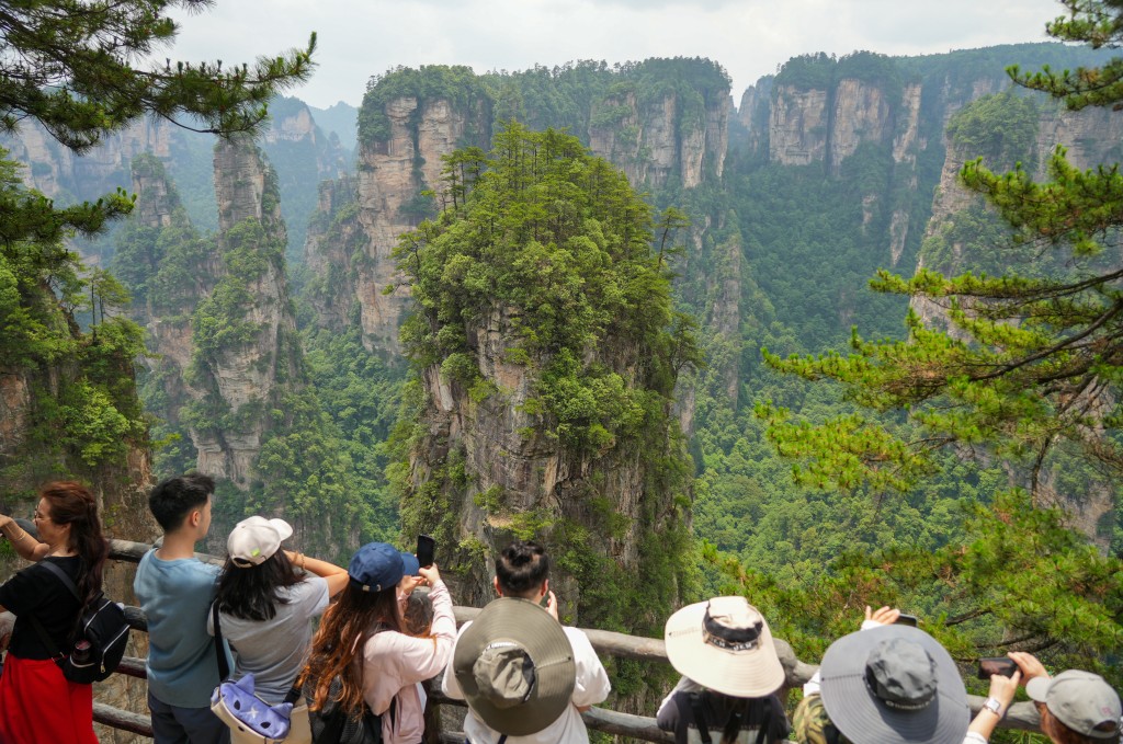 石峰深不見底，如刀劈斧削的形狀形成壯觀奇觀，難怪吸引不少旅客慕名朝聖！