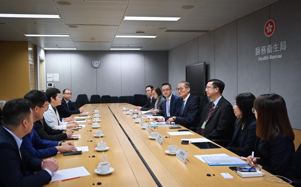 盧寵茂（右四）與天津衞健委副主任韓曉芬（左四）及其率領的代表團會面。政府新聞處