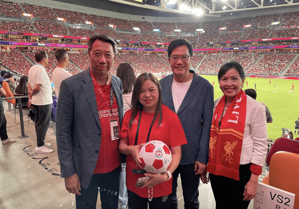 羅淑佩f在場內與財政司副司長黃偉綸等嘉賓合照。羅淑佩fb 羅淑佩f在場內與財政司副司長黃偉綸等嘉賓合照。羅淑佩fb