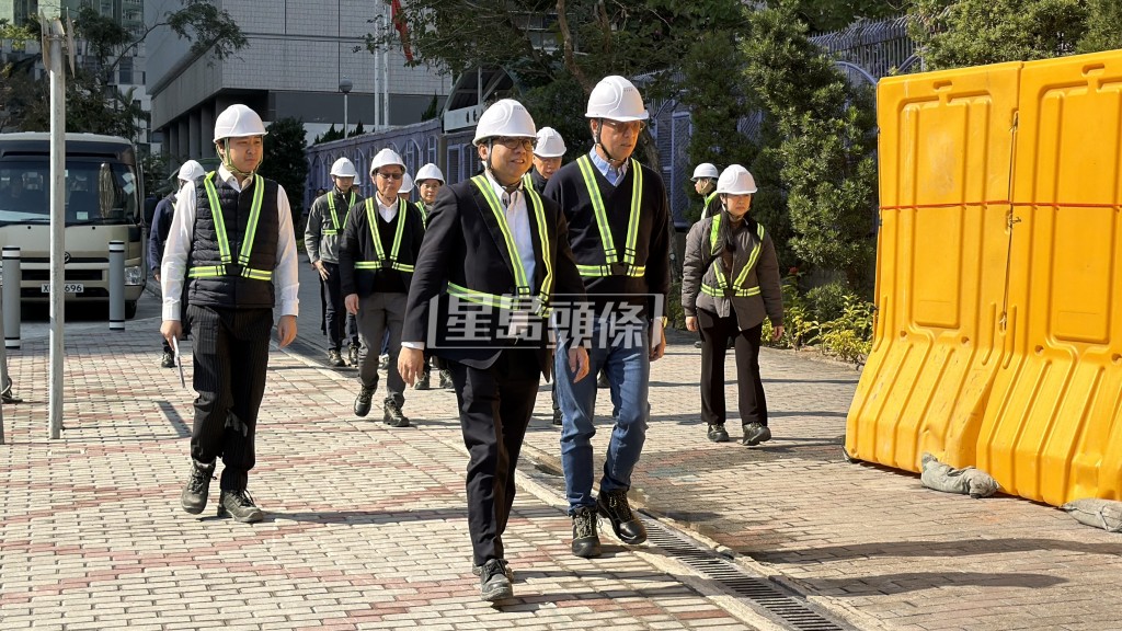 獨立委員會主席陸啟康在建築署副署長陪同下，一行20多人到小西灣地盤。