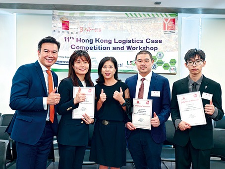 ■Tom曾带领学生参与不同的学术比赛，如香港物流协会的「香港物流案例比赛」，参赛学生与香港物流协会会长袁美仪（中）合照。