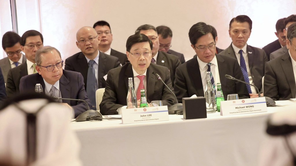 李家超訪中東︱出席卡塔爾商人協會圓桌會議 李家超鼓勵企業利用香港優勢開拓內地市場