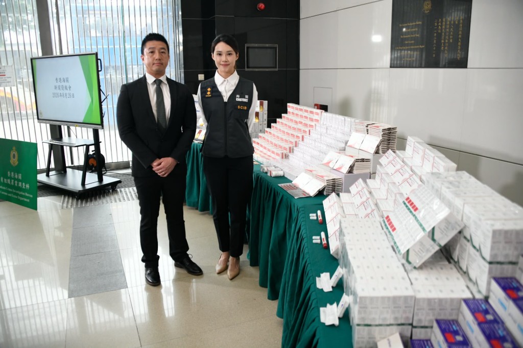 海關有組織罪案調查科特別調查第一組調查主任胡雪兒(右)及衞生署高級藥劑師陳漢華(左)交代案件。 海關有組織罪案調查科特別調查第一組調查主任胡雪兒(右)及衞生署高級藥劑師陳漢華(左)交代案件。