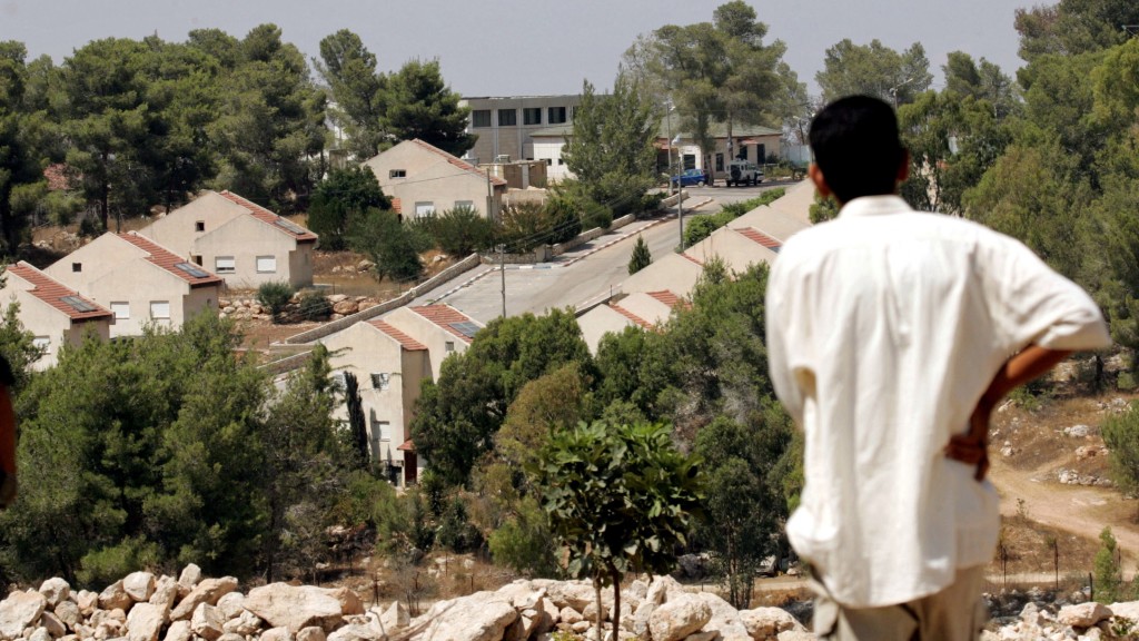 一名巴勒斯坦男子從約旦河西岸城市傑寧觀看卡迪姆（Kadim）猶太定居點。 路透社