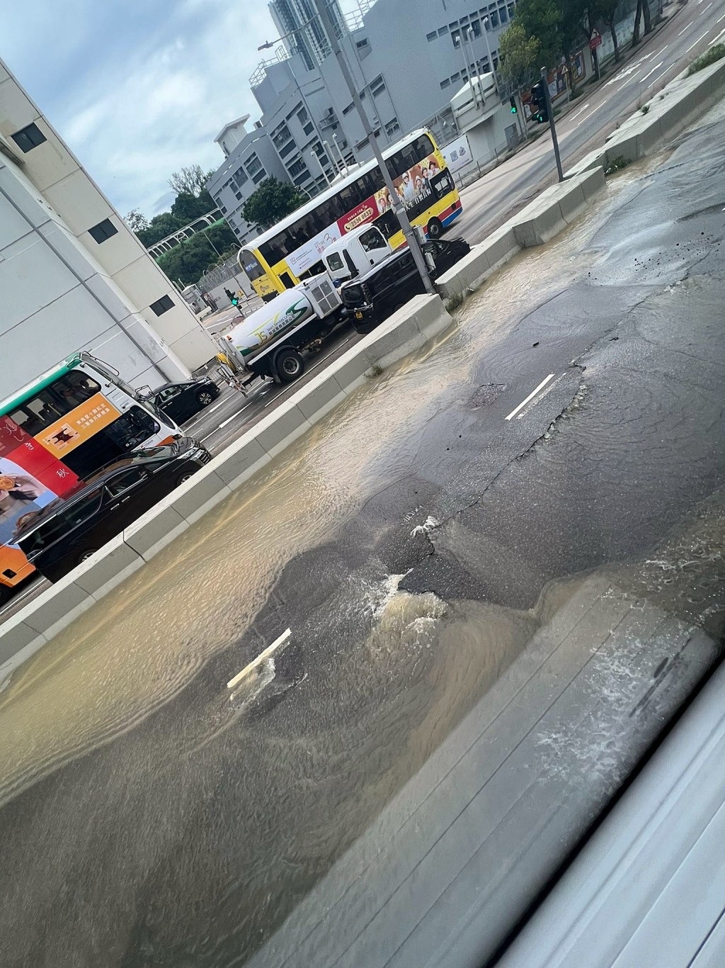 地上水湧如泉。fb：香港交通突發報料區正版 突發事故 資迅谷