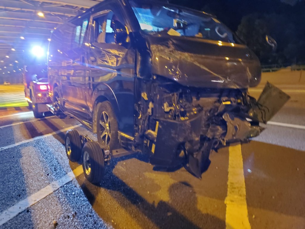 屯門一輛客貨車於皇珠路失控撞欄,司機失蹤。
