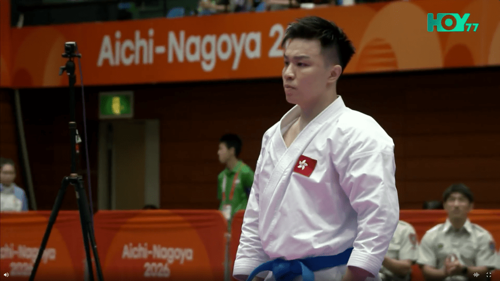 洪晧崴空手道男子個人形銅牌戰以5:0擊馬來西亞選手,為港隊再添一面銅牌。電視直播截圖 洪晧崴空手道男子個人形銅牌戰以5:0擊馬來西亞選手,為港隊再添一面銅牌。電視直播截圖