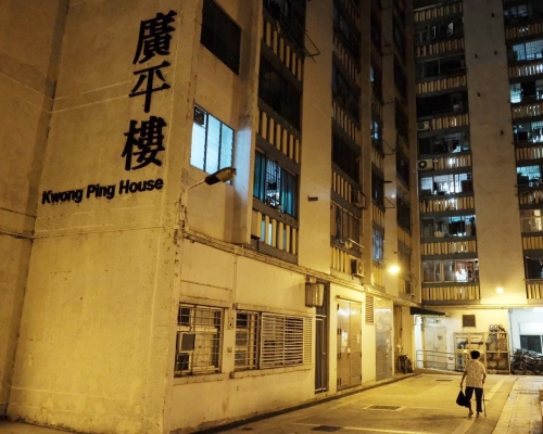 確診的26歲男子,於家人居住在大埔廣福邨廣平樓。