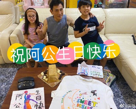 NeiNei和Max祝爷爷生日快乐。
