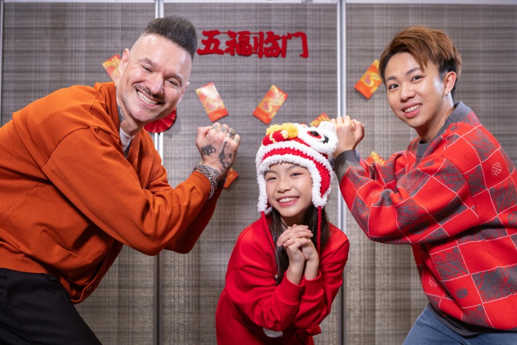 三位歌手占士丁丁（Dan）、陸海悠（Hazel）、梁煒謙（Vince）祝福全港巿民。