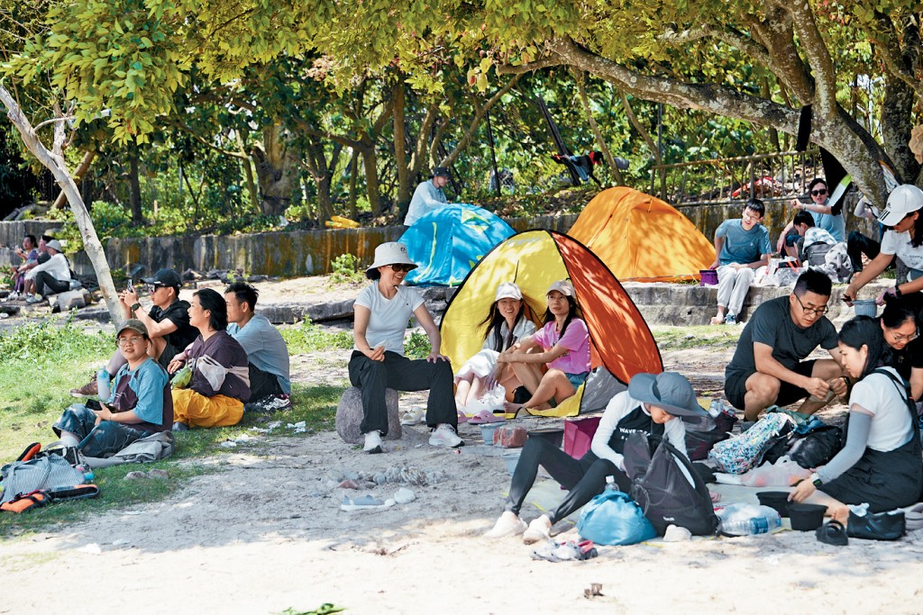 大批遊客湧到西貢橋咀島浮潛及露營。