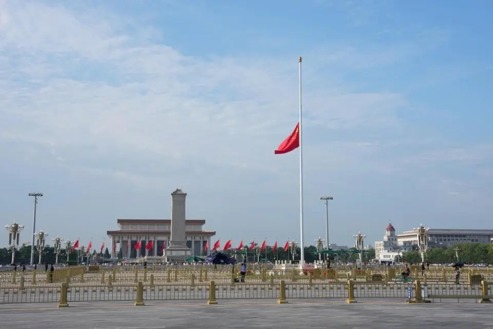 天安门下半旗悼念朱镕基。 央视 天安门下半旗悼念朱镕基。 央视