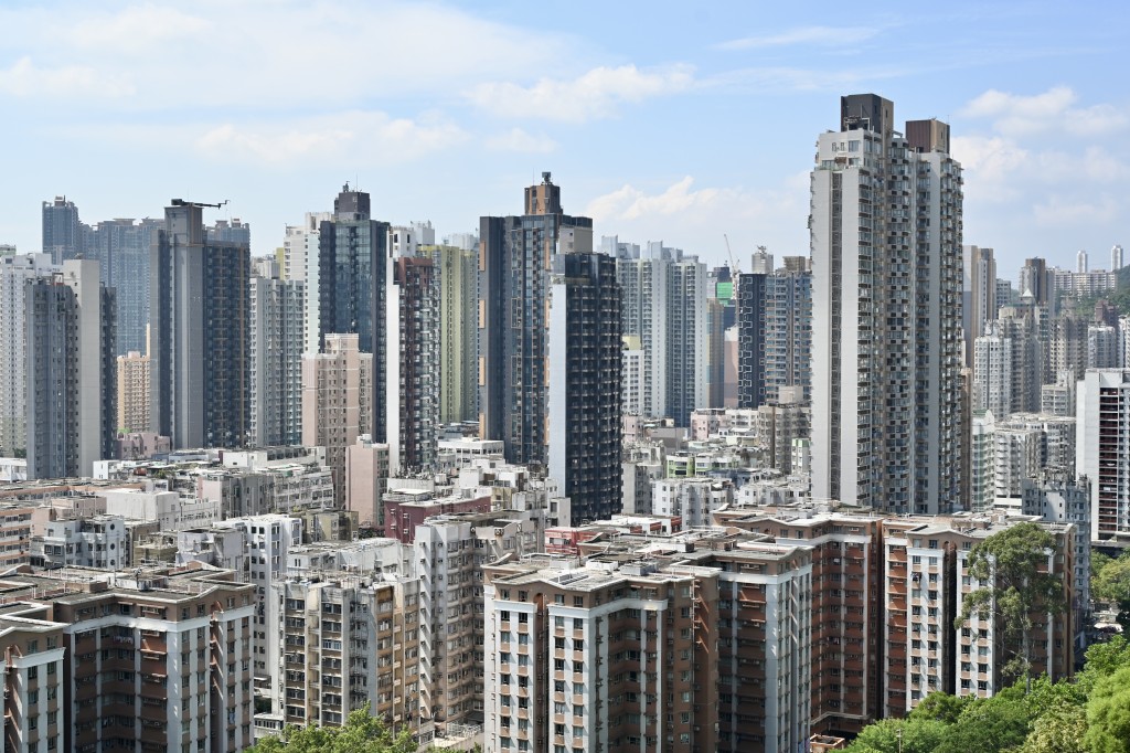 差估署数据显示,上月私宅楼价指数报323.2,按月升幅收窄至约0.31%,惟指数连升13个月,按年涨达12.73%。 差估署数据显示,上月私宅楼价指数报323.2,按月升幅收窄至约0.31%,惟指数连升13个月,按年涨达12.73%。