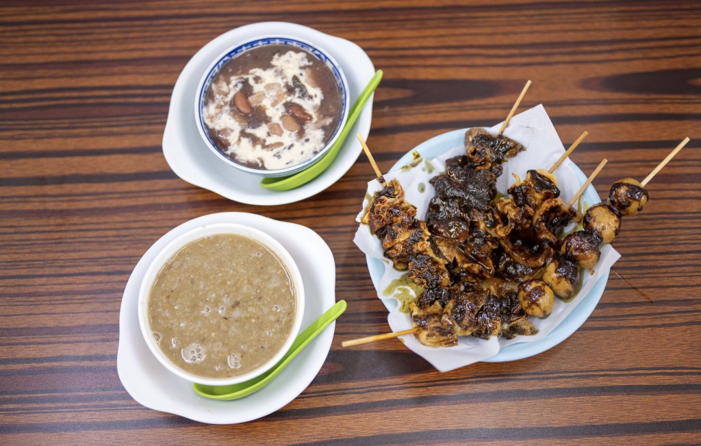 店舖最大特色在於「時光倒流」,綠豆沙配臭草陳皮、紅豆沙配陳皮,足料有十樣八樣豆,「一入到來就回到43年前」。 店舖最大特色在於「時光倒流」,綠豆沙配臭草陳皮、紅豆沙配陳皮,足料有十樣八樣豆,「一入到來就回到43年前」。