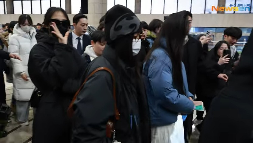 ADOR稱仍然想與NewJeans成員們進行溝通。 ADOR稱仍然想與NewJeans成員們進行溝通。