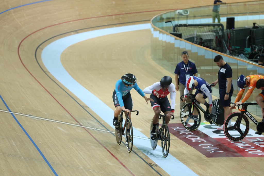 杜棹熙(左)識英雄重英雄, 賽後跟千里達手握手。徐嘉華攝