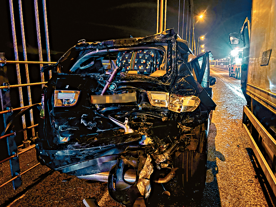 被撞私家車車尾嚴重損毀。