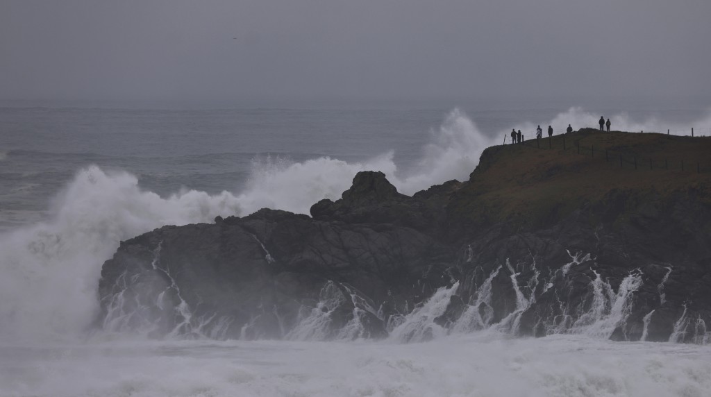 美國加州近日受太平洋風暴影響，海岸掀起10米高巨浪。 AP