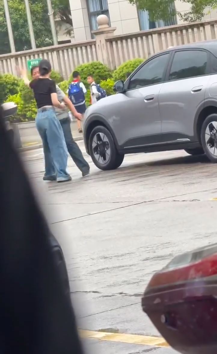 女司机又踢又掴男保安，被对方反手“兜巴星”还击。抖音＠行则将至