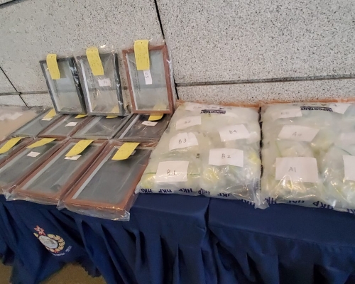 警方檢獲涉案的相框及毒品。