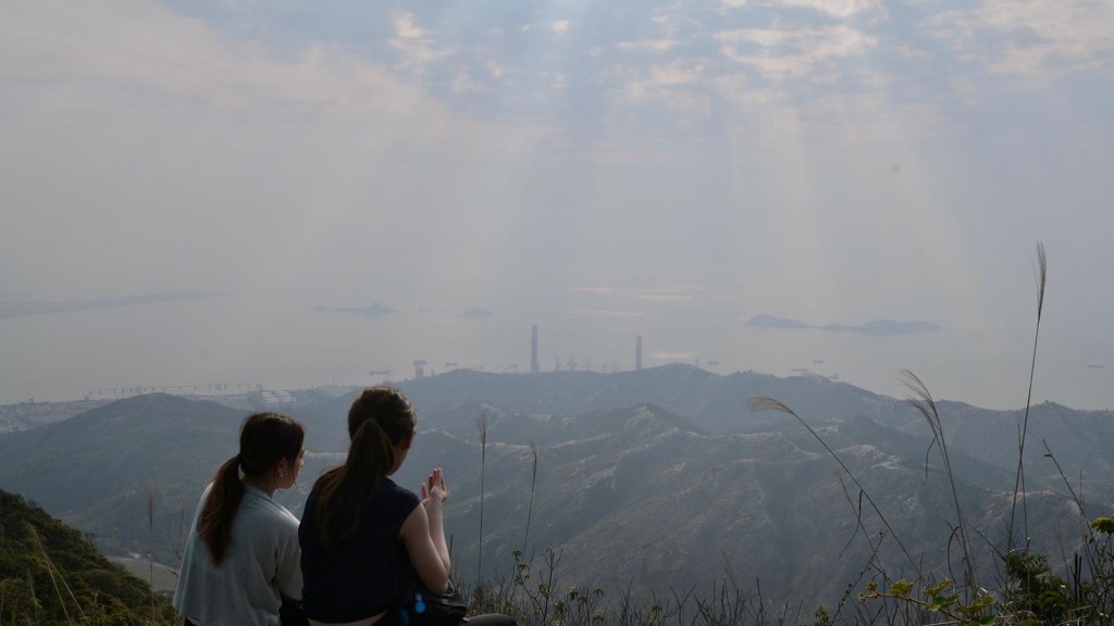 預測大致多雲,今晚及明早有一兩陣雨,沿岸有霧。