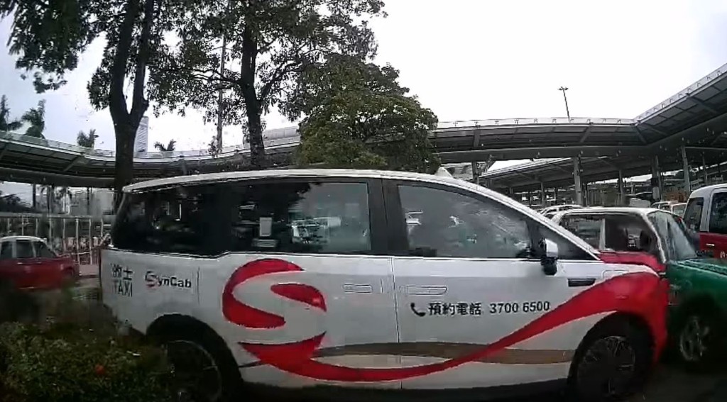 紅的推撞綠的，撼向另一紅的。fb馬路的事 (即時交通資訊台)影片截圖