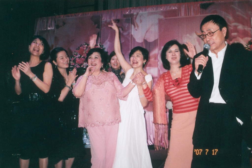 在台灣出生的金燕玲（左）1970年趁暑假參加台北市《今日世界音樂中心》歌唱比賽獲得亞軍而入行，曾活躍於台灣歌壇9個月，不時到東南亞的夜總會登台。