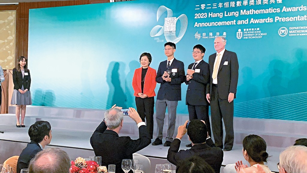 首次參賽的哈羅香港國際學校勇奪冠軍寶座,由教育局局長蔡若蓮(左1)頒發獎項。
