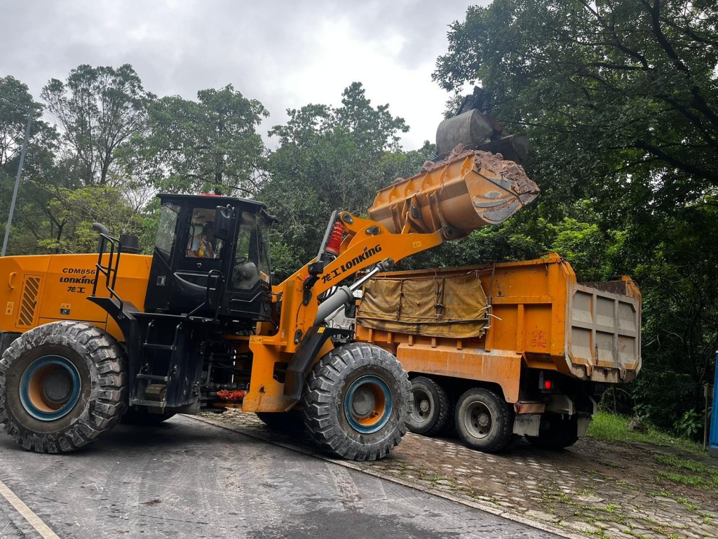 路政署承建商隨即出動大量大型機械協助盡快清理倒塌在斜坡面和路邊的沙泥。路政署fb圖片