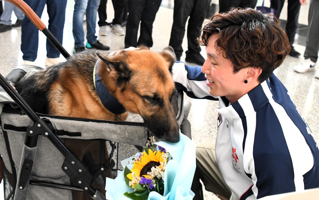 狗狗與石仔半年沒見，也顯得掛念主人。（陸永鴻攝）