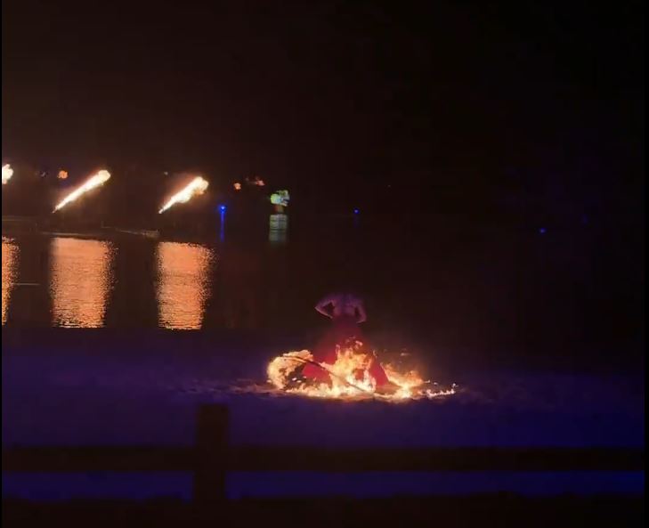 女舞者全身着火，狂奔跳入河中自救。微博