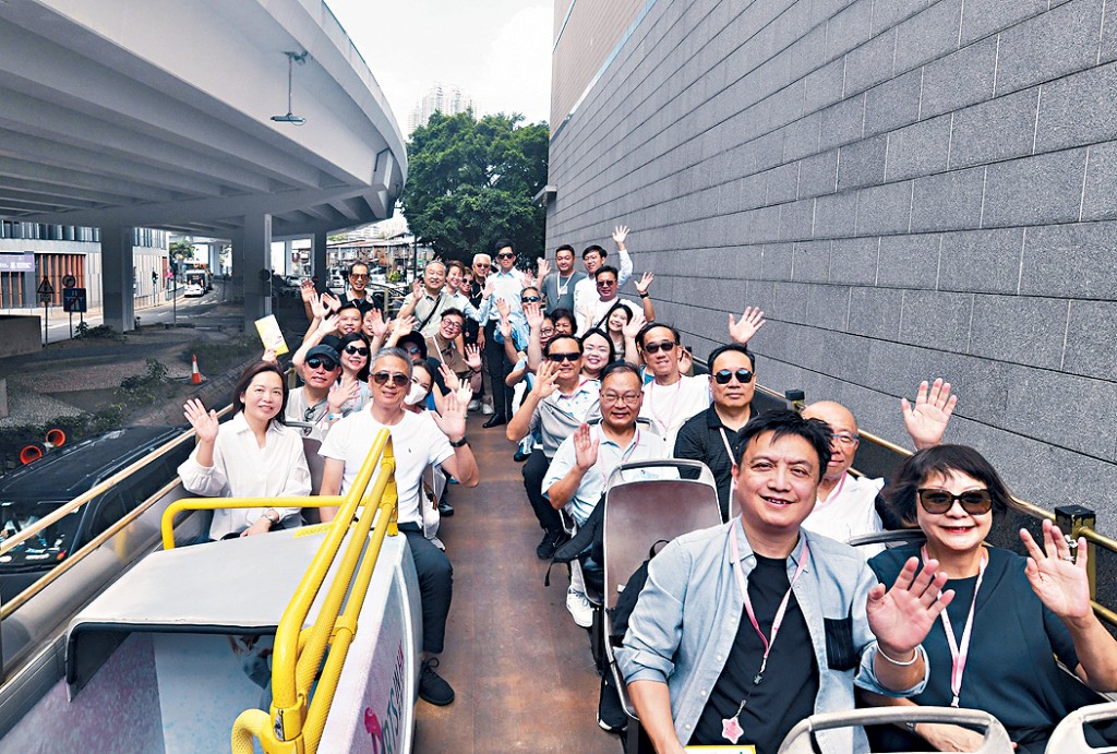 今次踩線活動安排乘坐開篷觀光巴士，沿途欣賞港島北區城市風貌特色。