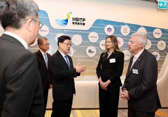 李家超與進駐河套香港園區的內地及海外企業負責人交流。李家超FB