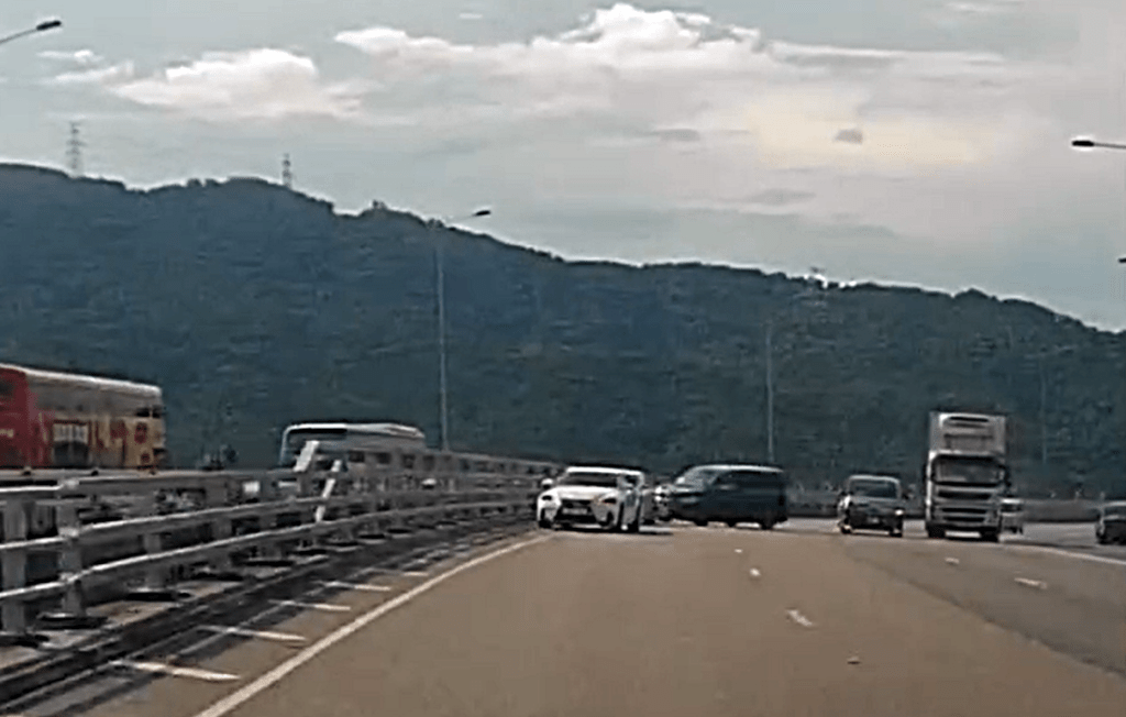失控私家車撞到路邊車輛。fb：車cam L（香港群組）