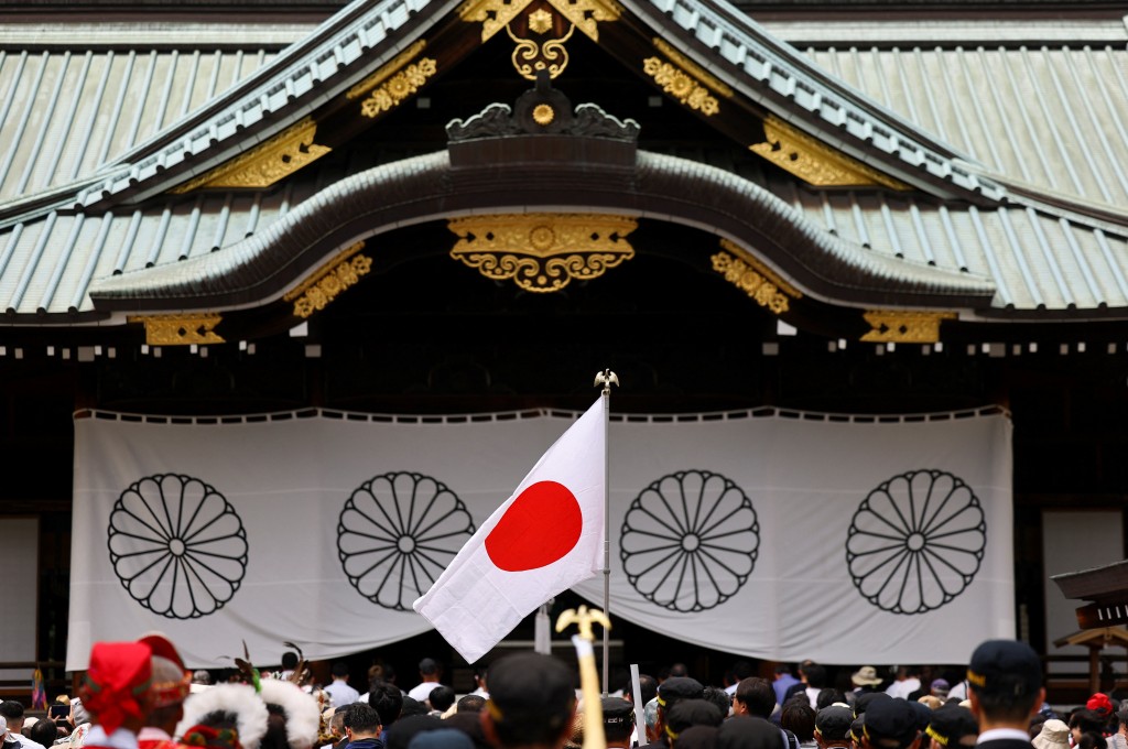 靖國神社位於東京千代田區，神社內供奉有包括東條英機在內的14名二戰甲級戰犯。路透社